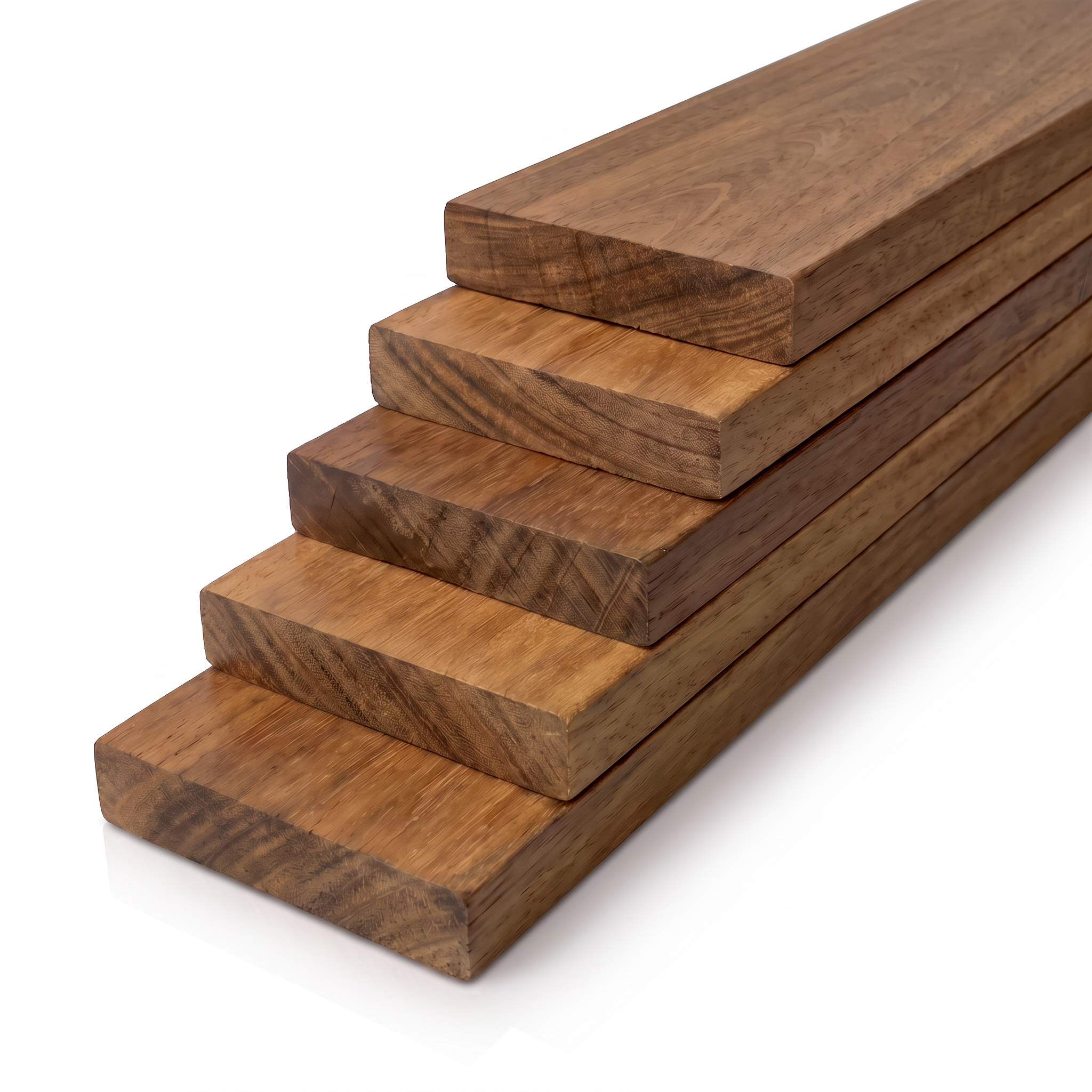 Deck de Itaúba Comercial 10 x 2 cm com réguas empilhadas e variações naturais em tons castanho-dourados.