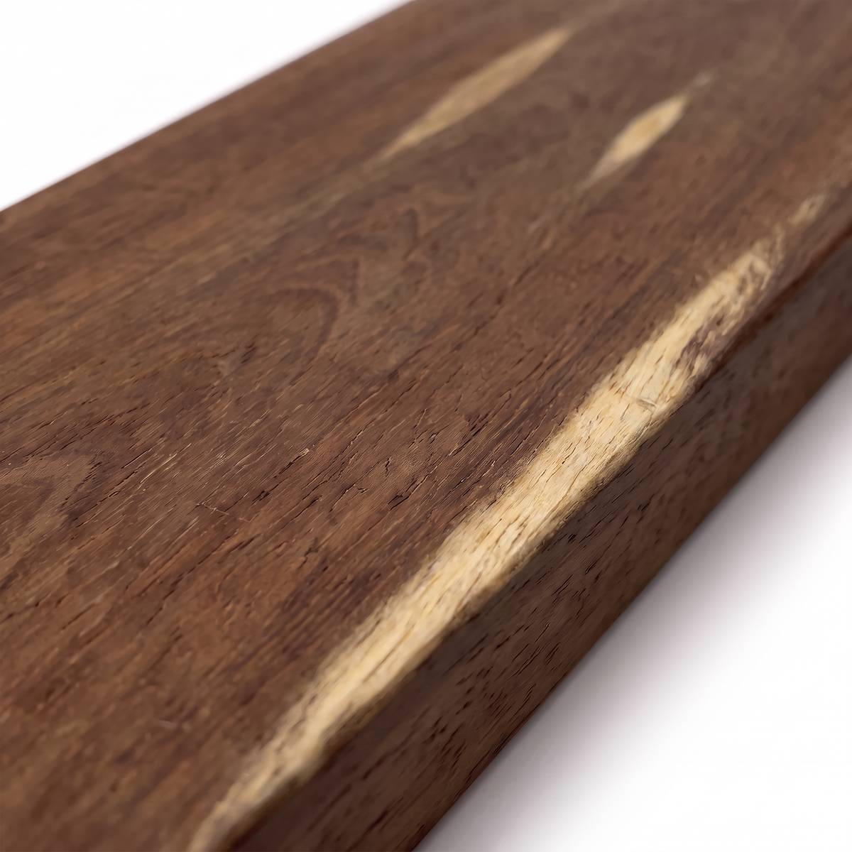 Réguas de deck Itaúba Comercial 10 x 2 cm alinhadas em paralelo, com veios e tons naturais entre as peças.