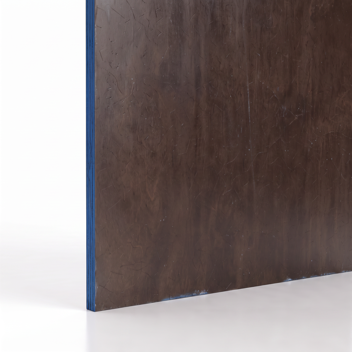 Detalhe da superfície marrom escura e da borda azul do madeirite comercial plastificado.