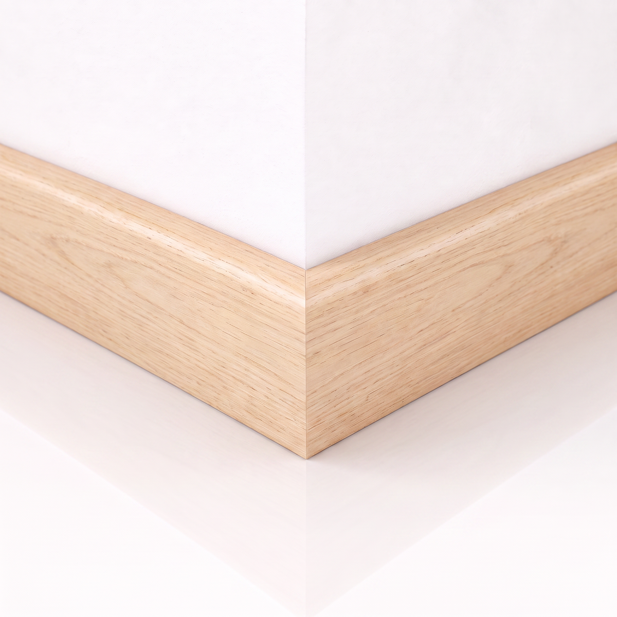 Detalhe do rodapé Tauari de 10 cm adaptado em canto interno, com união precisa entre as peças.