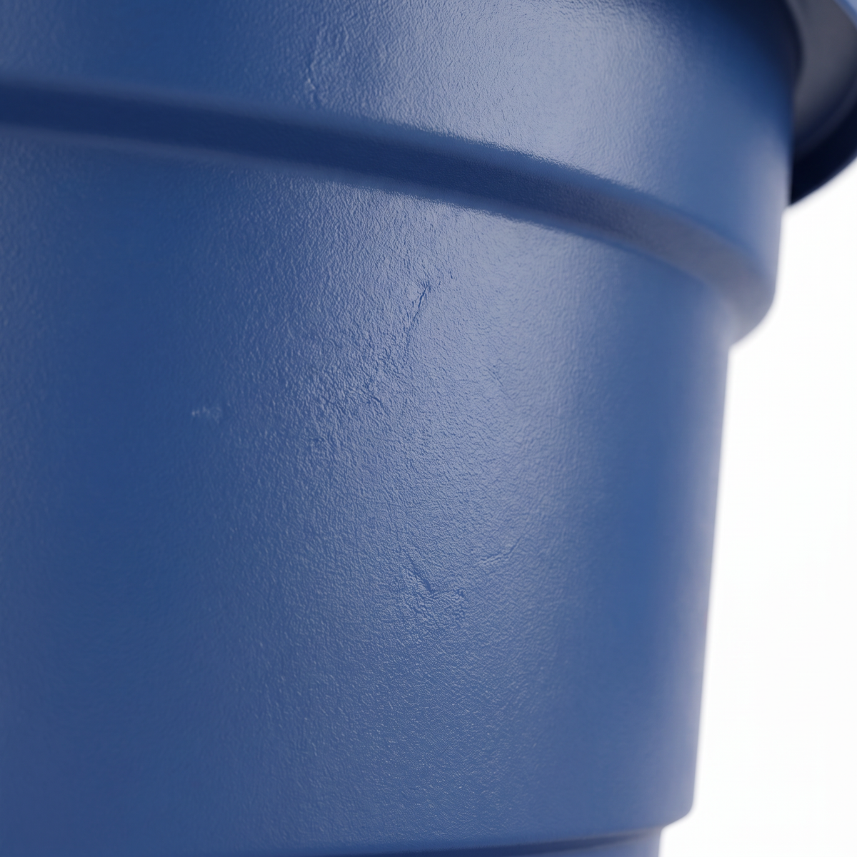 Detalhe aproximado da superfície lateral azul da caixa d’água Fortlev de polietileno