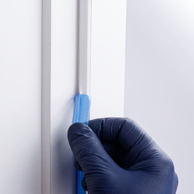 Caixilho MDF Ultra Fundo Branco Ideal Prime montado com vistas reguláveis e borracha
