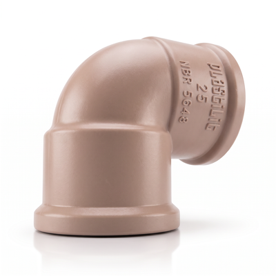 Curva 90° soldável Plastilit em PVC marrom, para um desvio hidráulico de 90 graus.