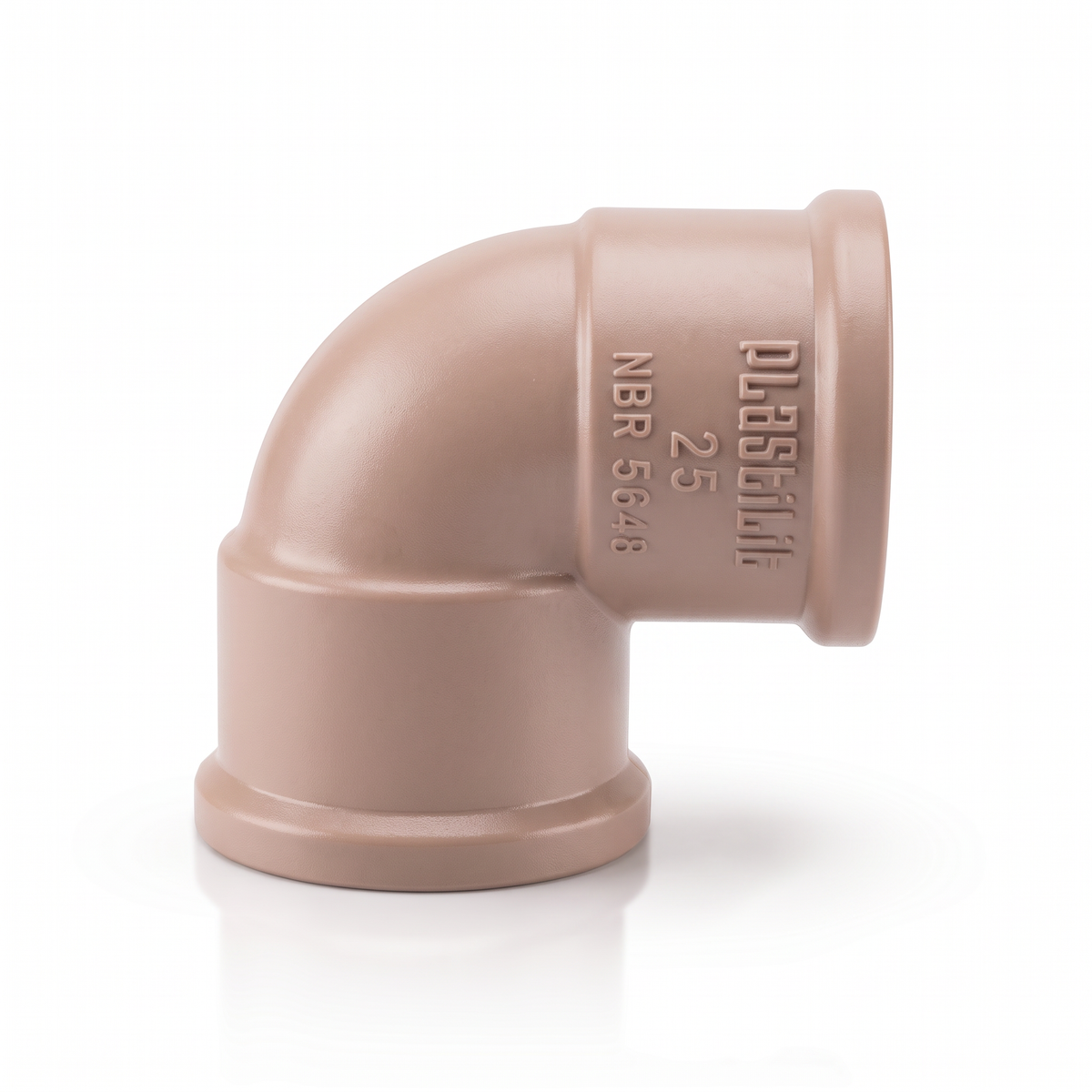 Curva 90° soldável Plastilit em PVC marrom, com extremidades próprias para ligação soldável.