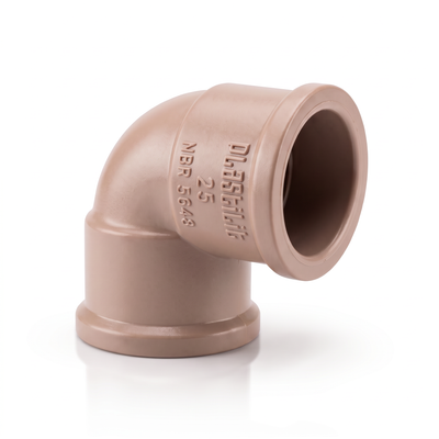 Curva 90° soldável Plastilit em PVC marrom, para mudar o percurso dos tubos de água fria.