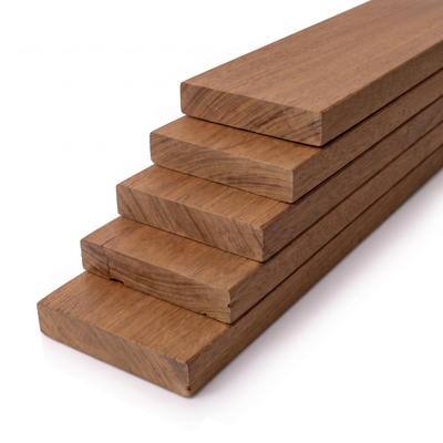 Deck de Itaúba 1ª Linha 10 x 2 cm com réguas selecionadas empilhadas e tonalidade castanho-escura.