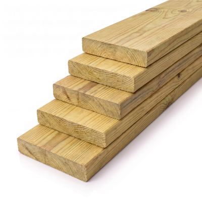 Deck de Pinus Tratado 10 x 2 cm com réguas empilhadas e tonalidade amarelo-palha típica da madeira tratada.