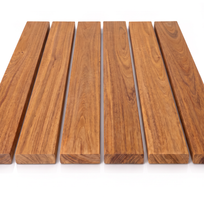Detalhe do perfil do deck Sucupira Amarela 10 x 2 cm, com bordas, fibras e madeira maciça em evidência.