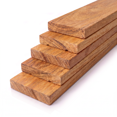 Deck de Sucupira Amarela 10 x 2 cm com réguas empilhadas, tonalidade dourada e veios naturais marcantes.
