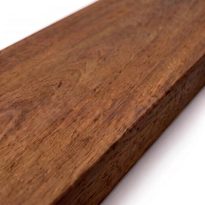 Réguas de deck Sucupira Preta 10 x 2 cm alinhadas em paralelo, com variação natural de fibras e tons escuros.