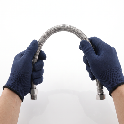 Engate flexível trançado em inox Plastilit, para acomodar o percurso entre as ligações hidráulicas.