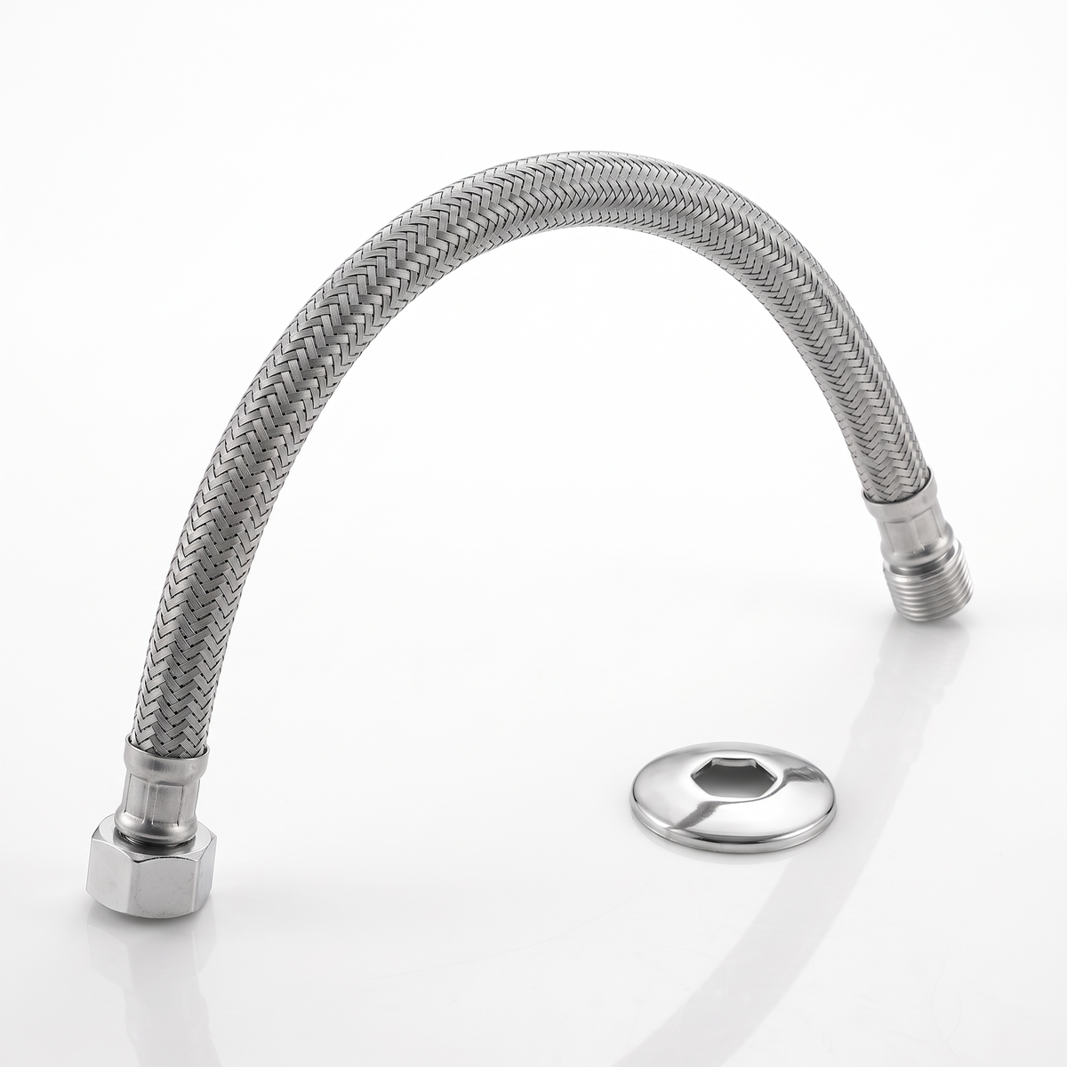 Engate flexível trançado em inox Plastilit, para conectar o ponto de água ao aparelho sanitário.