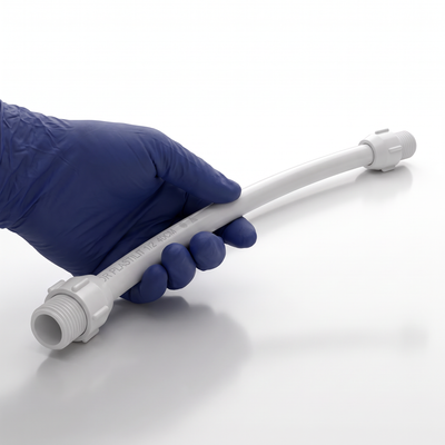 Engate flexível em PVC Plastilit, para acomodar a ligação entre os pontos hidráulicos.