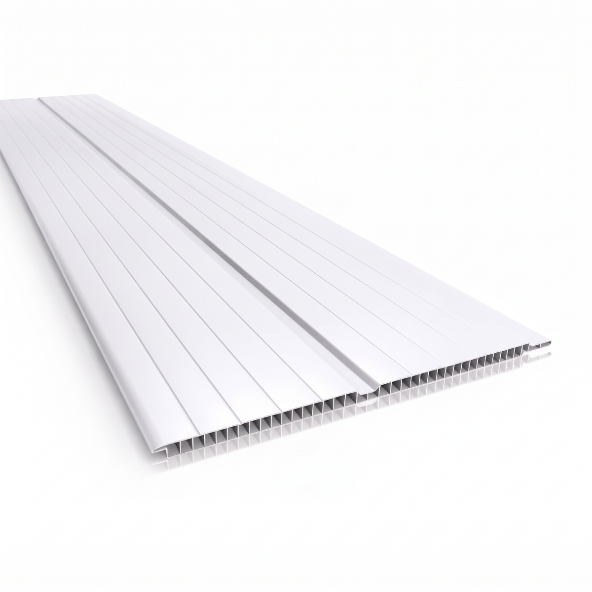 Réguas do forro de PVC Polifort branco neve 8 mm em perspectiva, com acabamento claro e frisos longitudinais