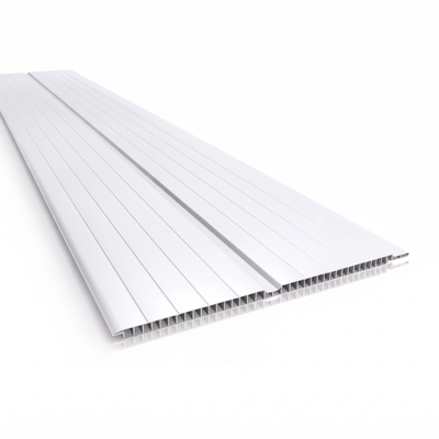 Réguas do forro de PVC Polifort branco neve 8 mm em perspectiva, com acabamento claro e frisos longitudinais