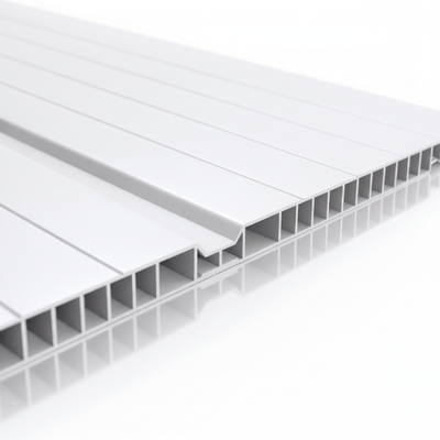 Seção interna do forro de PVC Polifort branco neve 8 mm mostrando câmaras estruturais e bordas de encaixe