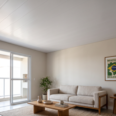 Forro de PVC Polifort junta seca 8 mm instalado em teto residencial com acabamento branco uniforme