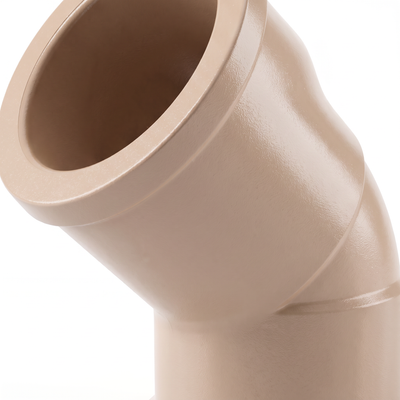 Joelho 45° soldável Plastilit em PVC marrom, para compor o trajeto de ramais de abastecimento.