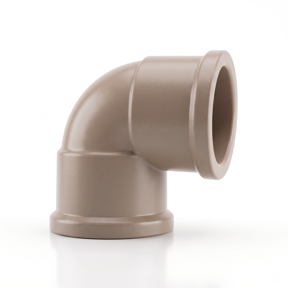 Joelho 90° soldável Plastilit em PVC marrom, para compor a rede de distribuição de água fria.