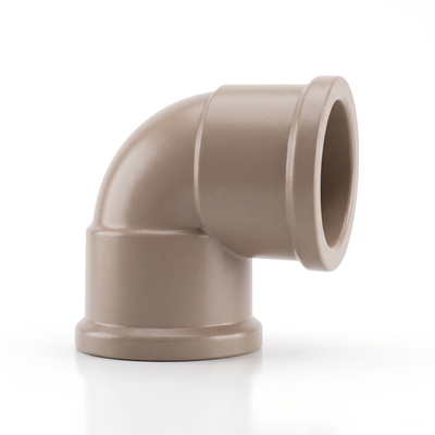 Joelho 90° soldável Plastilit em PVC marrom, para compor a rede de distribuição de água fria.