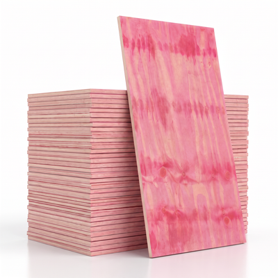 Pilha de madeirite cola branca com uma chapa apoiada em pé, evidenciando face rosa e borda laminada.