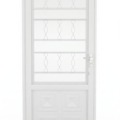 Acabamento e desenho da porta externa de aço branco com caixilho reforçado e postigo, referência de 215 x 6,5 cm.