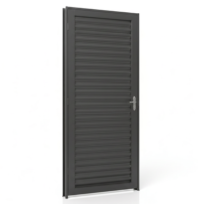 Detalhe da porta externa de aço com caixilho laminado reforçado, mostrando a composição da folha.