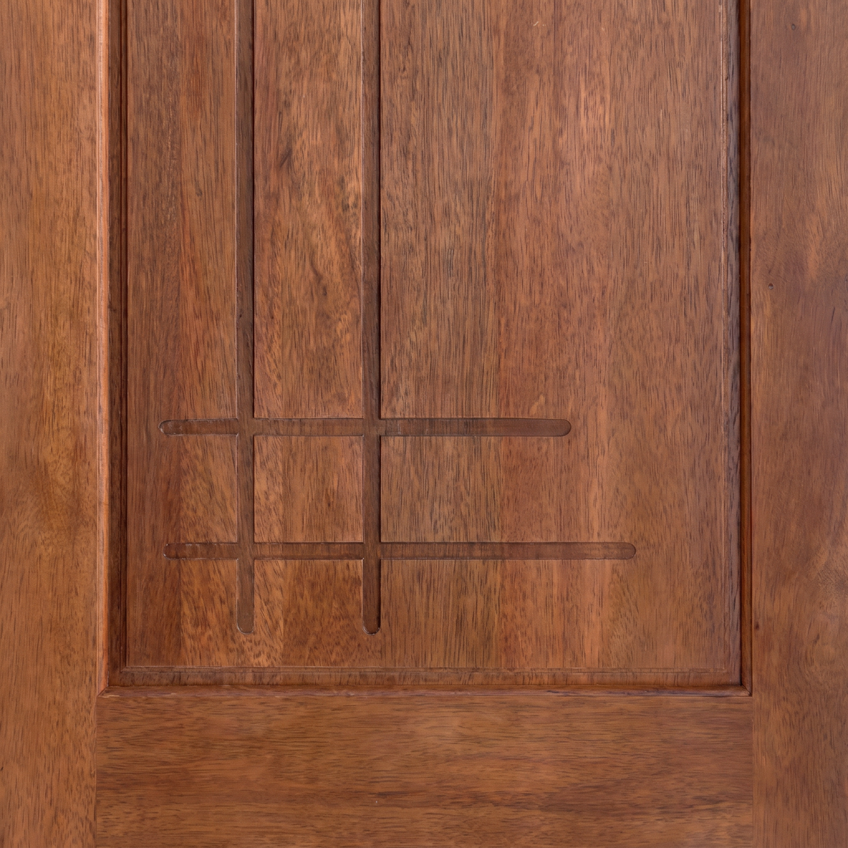 Acabamento da porta externa de Cedro Alagoano com selador Ref. 94, evidenciando a madeira.