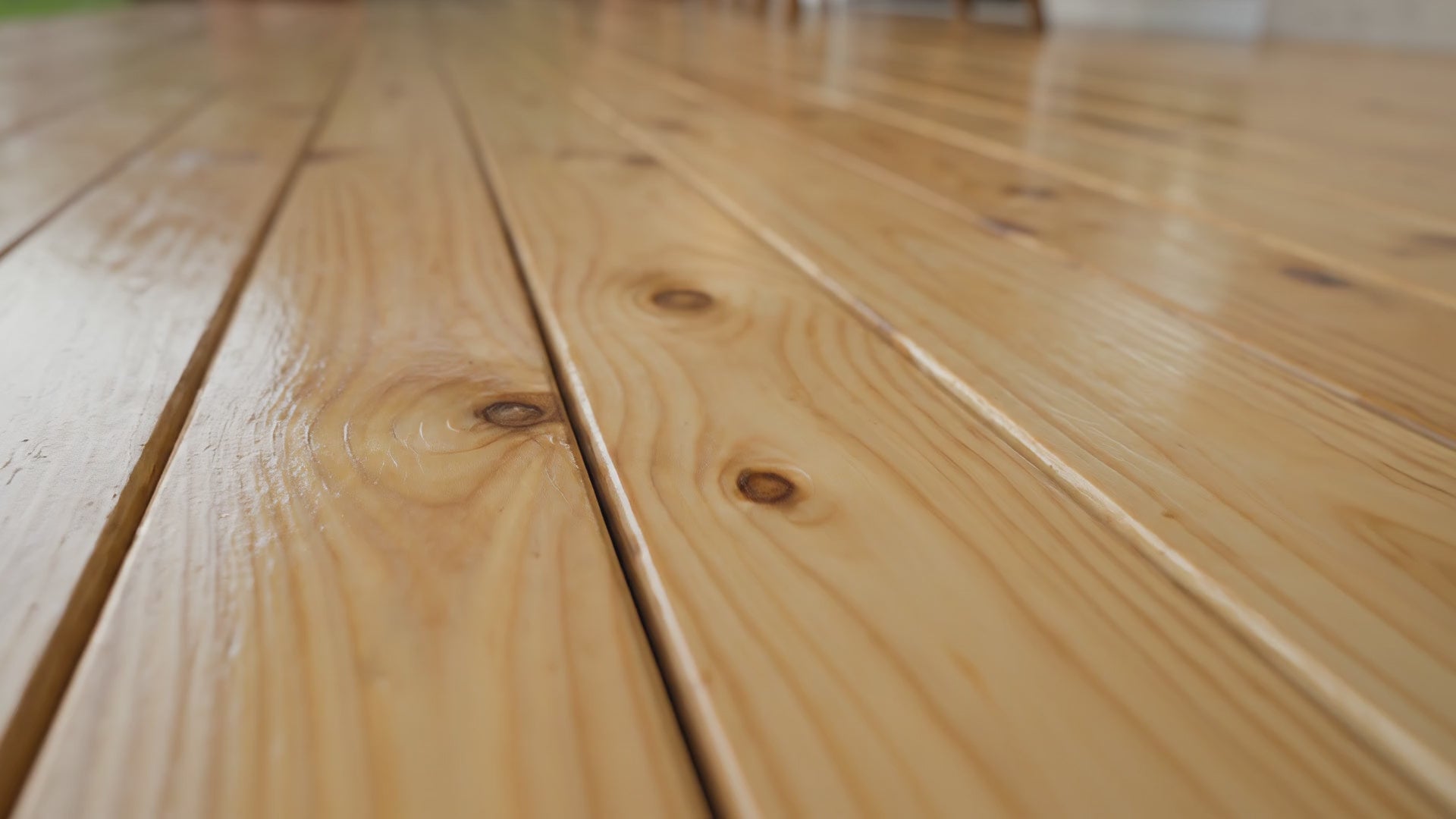 Carregar vídeo: <p>A tonalidade do Pinus cria um visual leve, que conversa bem com plantas, paredes claras, móveis externos e projetos residenciais mais simples ou modernos.</p>