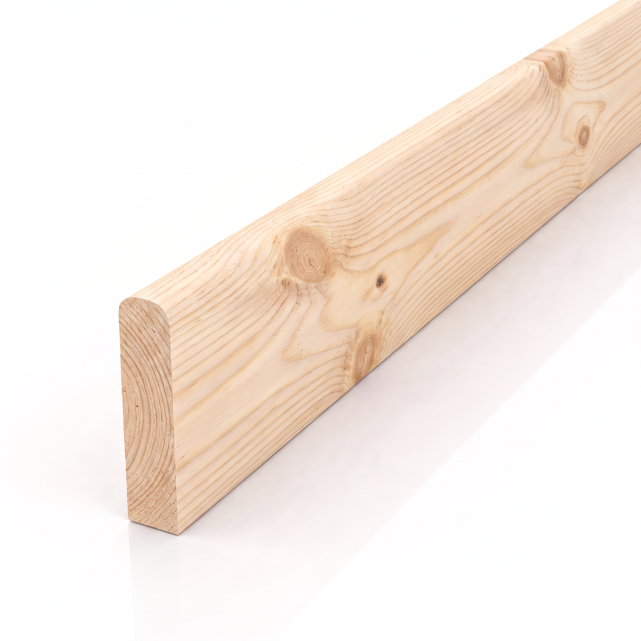 Rodapé de madeira Pinus 6 cm sem friso, com perfil liso e tonalidade clara natural em destaque.