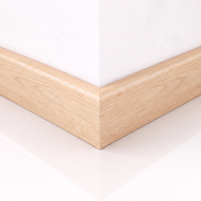 Detalhe do rodapé Tauari de 10 cm adaptado em canto interno, com união precisa entre as peças.