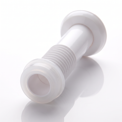 Tubo sanfonado sanitário Plastilit branco, com trecho sanfonado para ajuste da ligação.