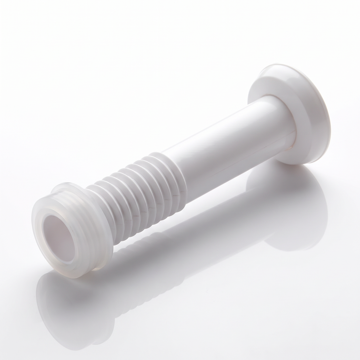 Tubo sanfonado sanitário Plastilit branco, para a entrada de água do vaso, no lado da descarga.